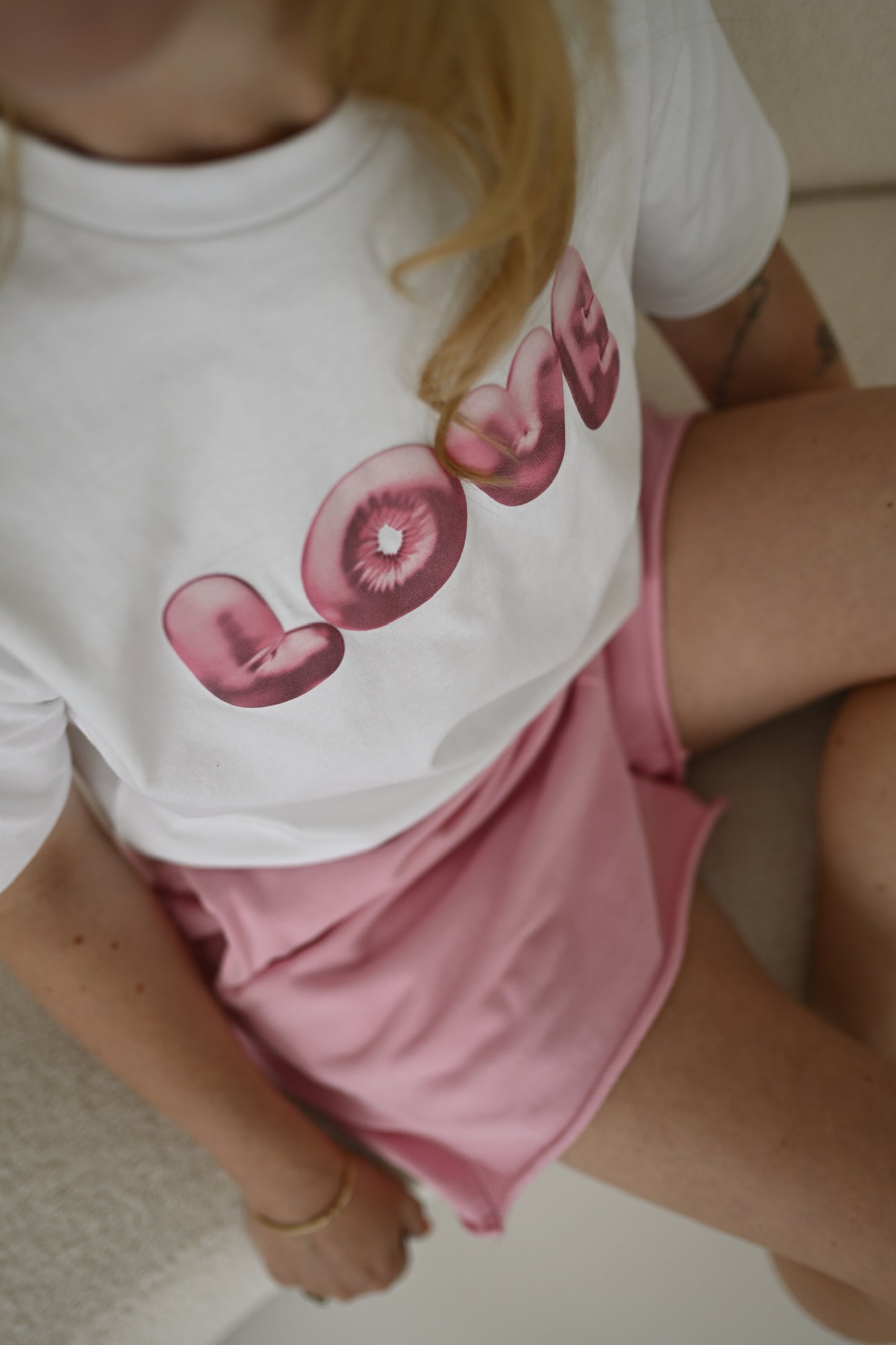Sarah t-shirt in white mit LOVE print