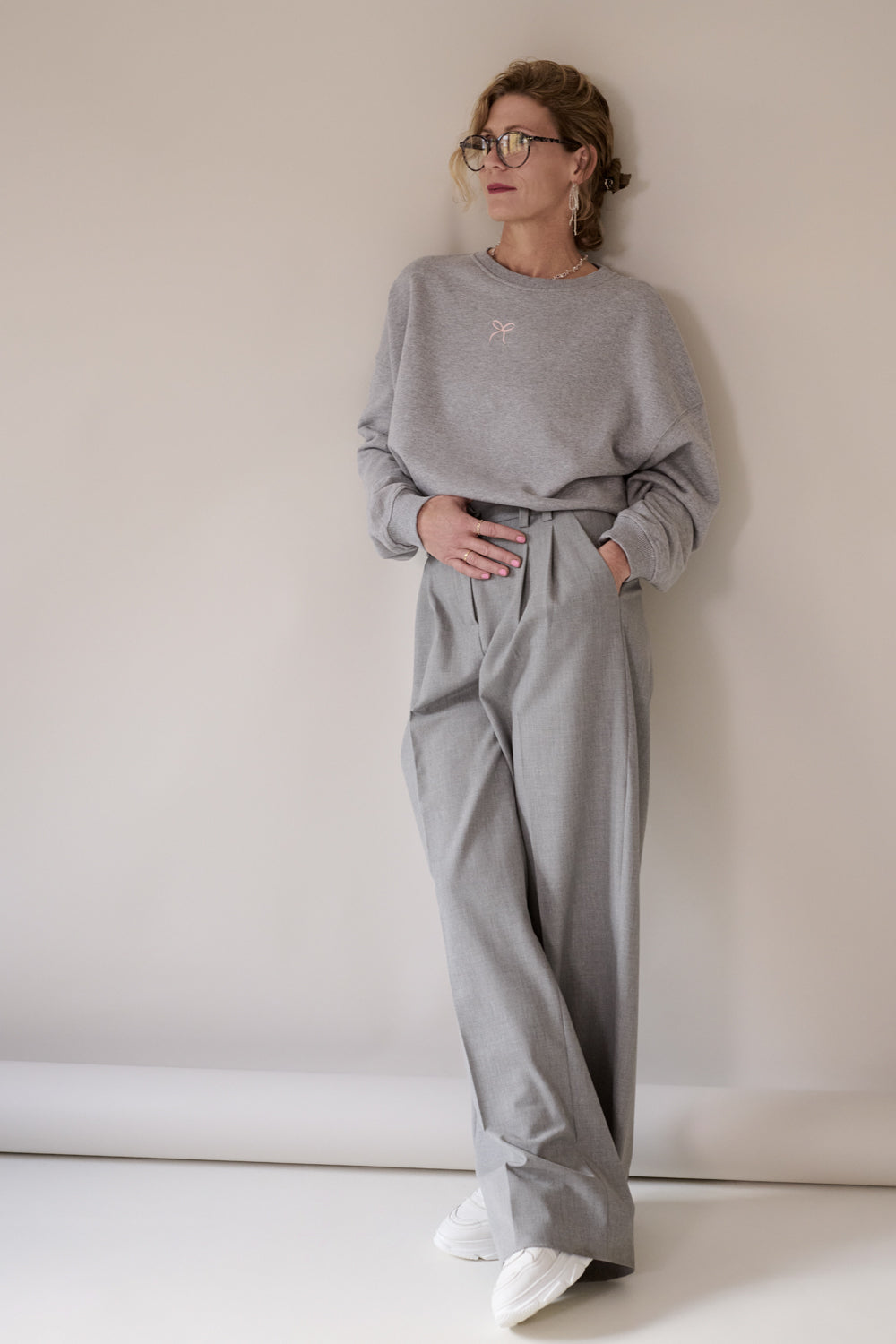 Emma sweater in grey melange with little bow embroidery