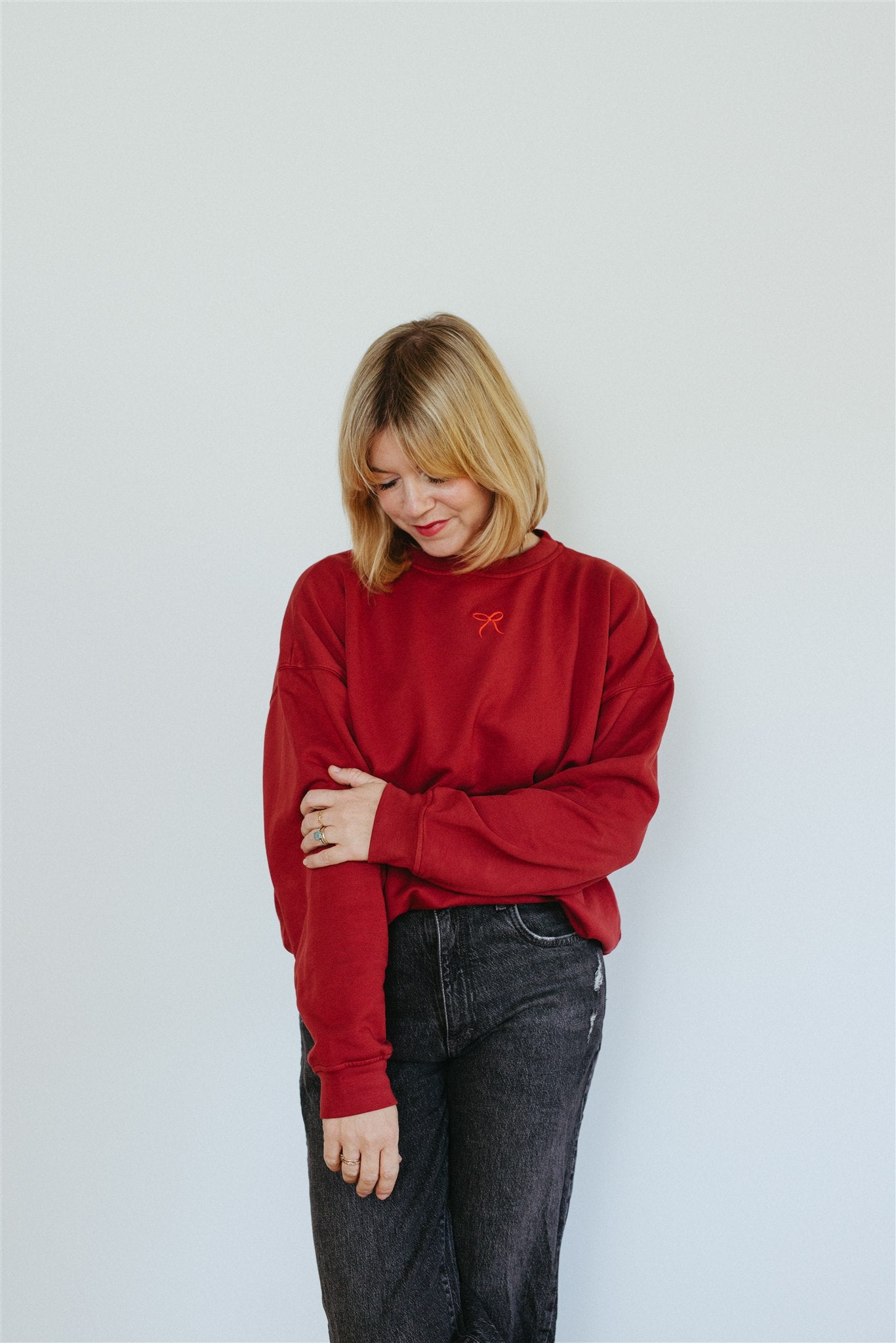 Emma sweater in burgundy with little bow embroidery