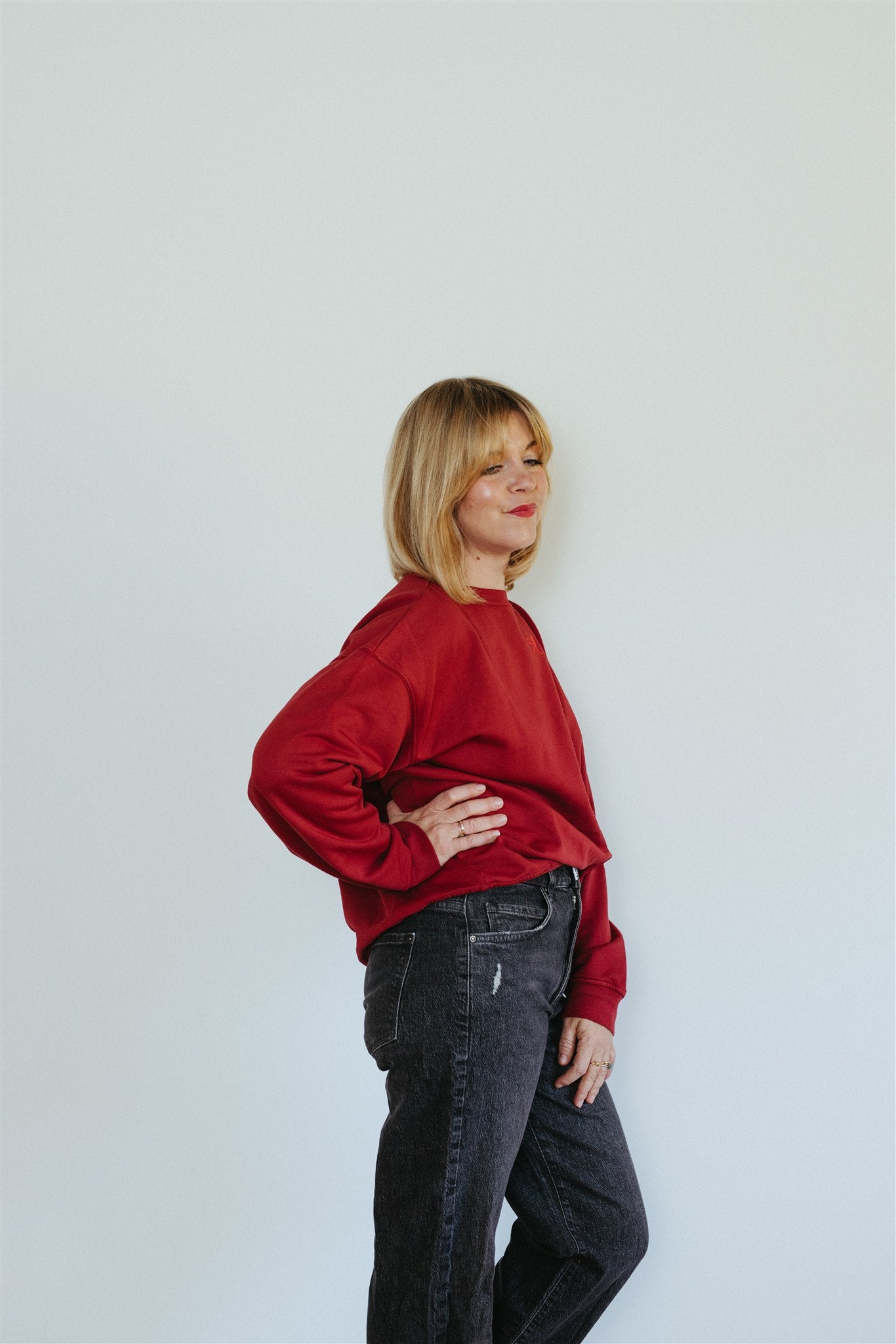 Emma sweater in burgundy with little bow embroidery