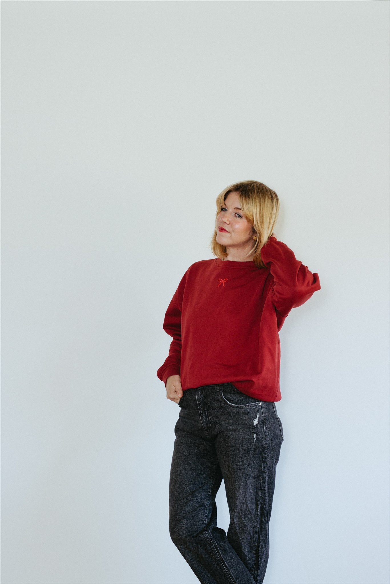 Emma sweater in burgundy with little bow embroidery