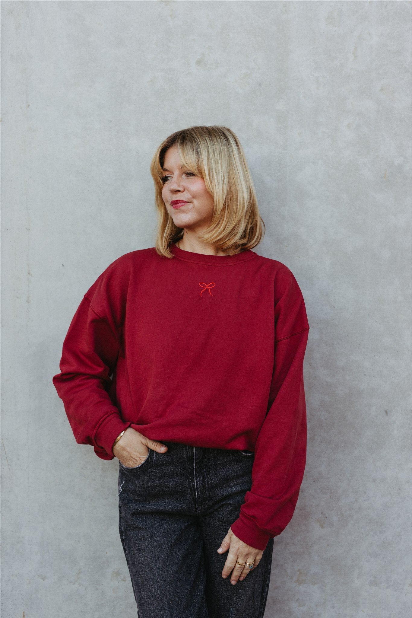 Emma sweater in burgundy with little bow embroidery