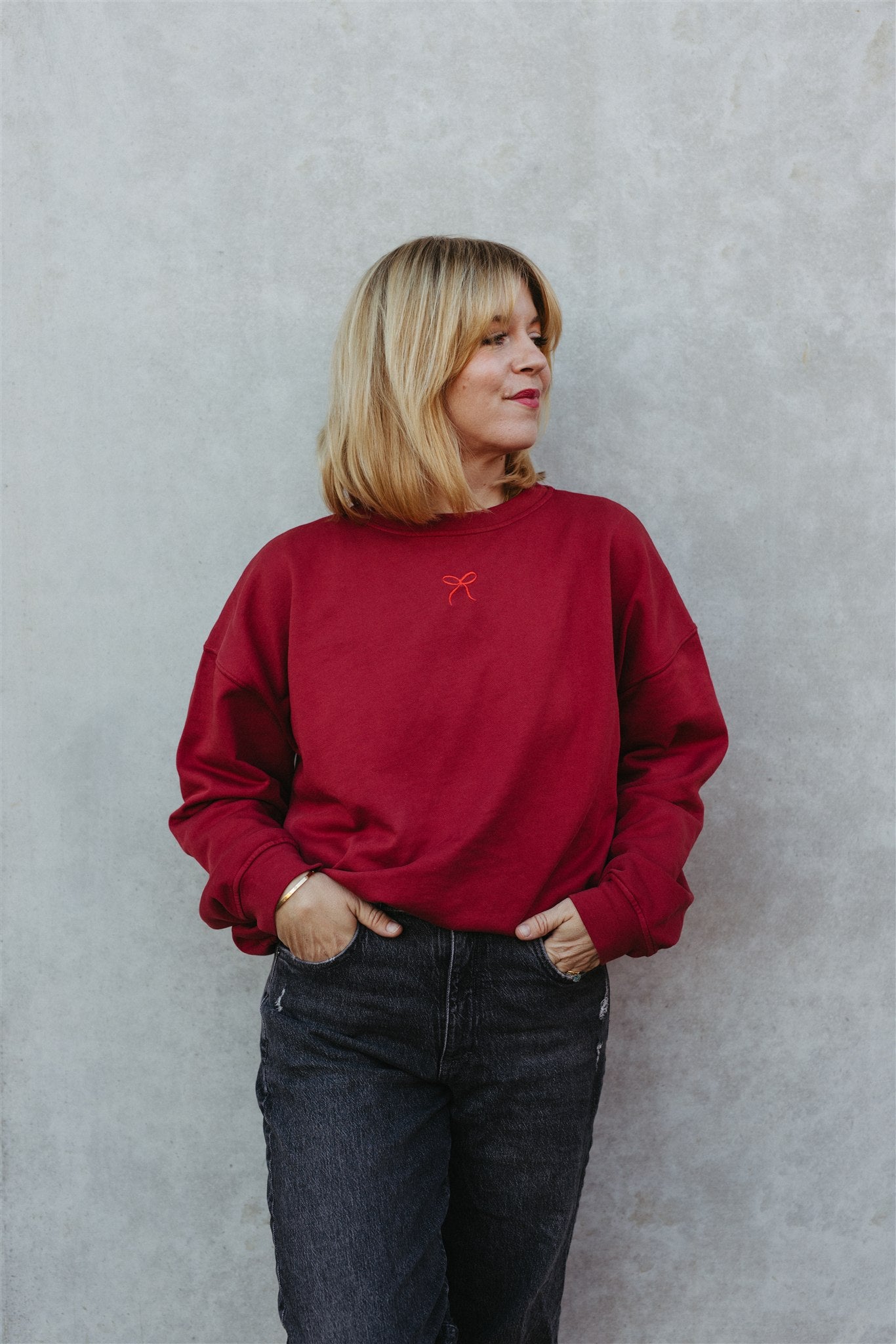 Emma sweater in burgundy with little bow embroidery