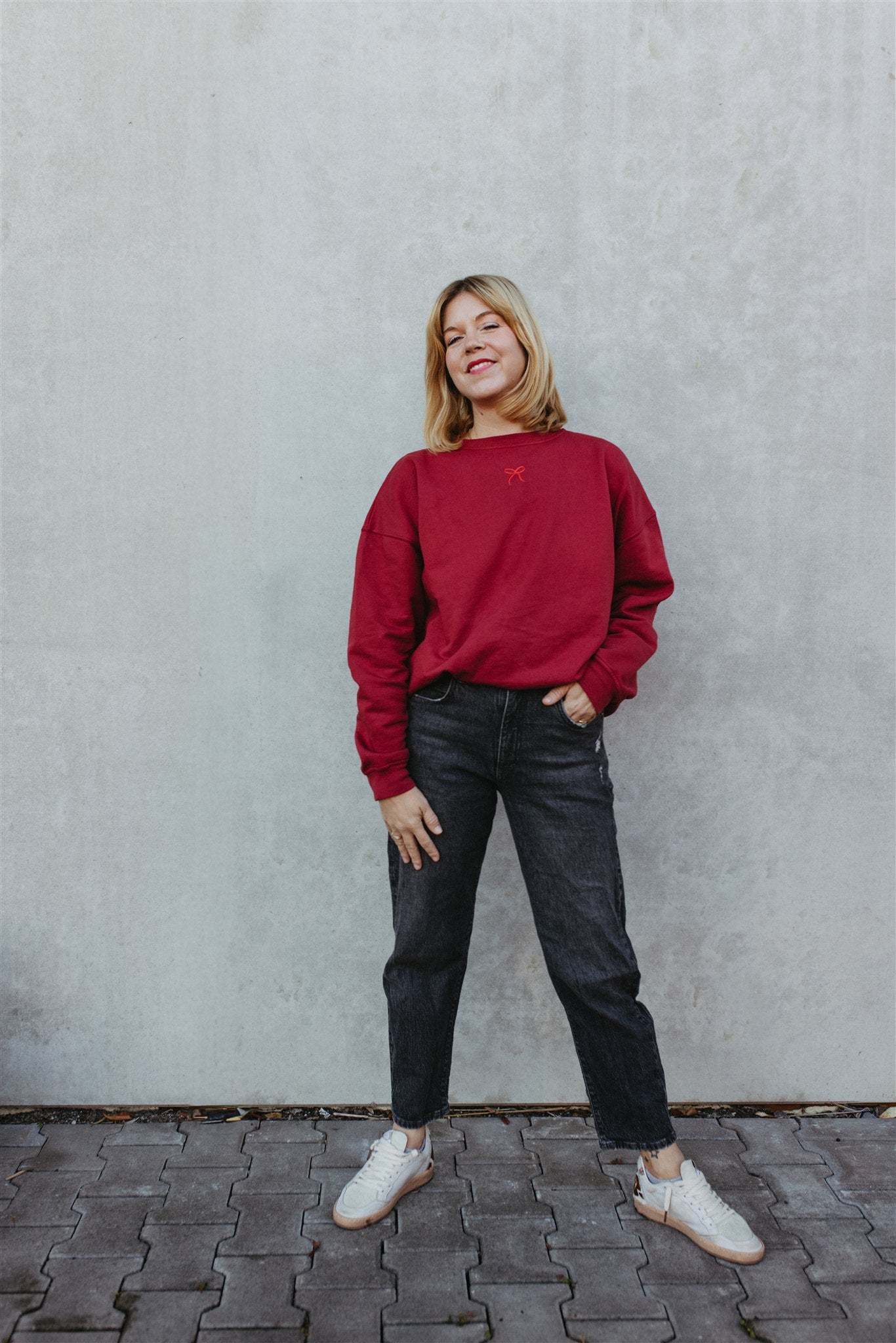 Emma sweater in burgundy with little bow embroidery